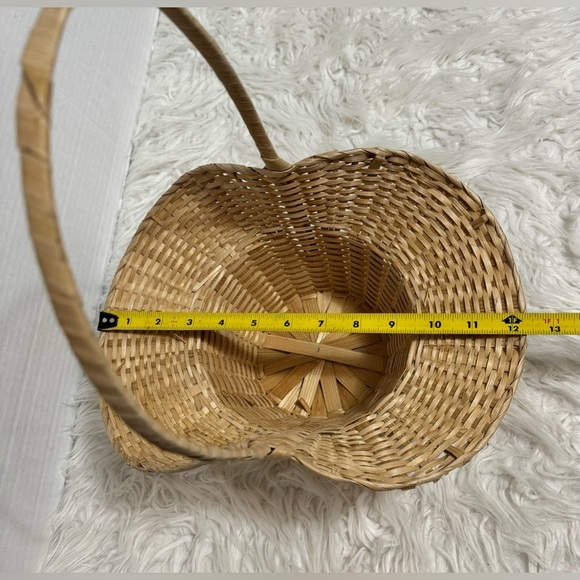 Small Wicker Basket With Handle - Picture 7 of 7